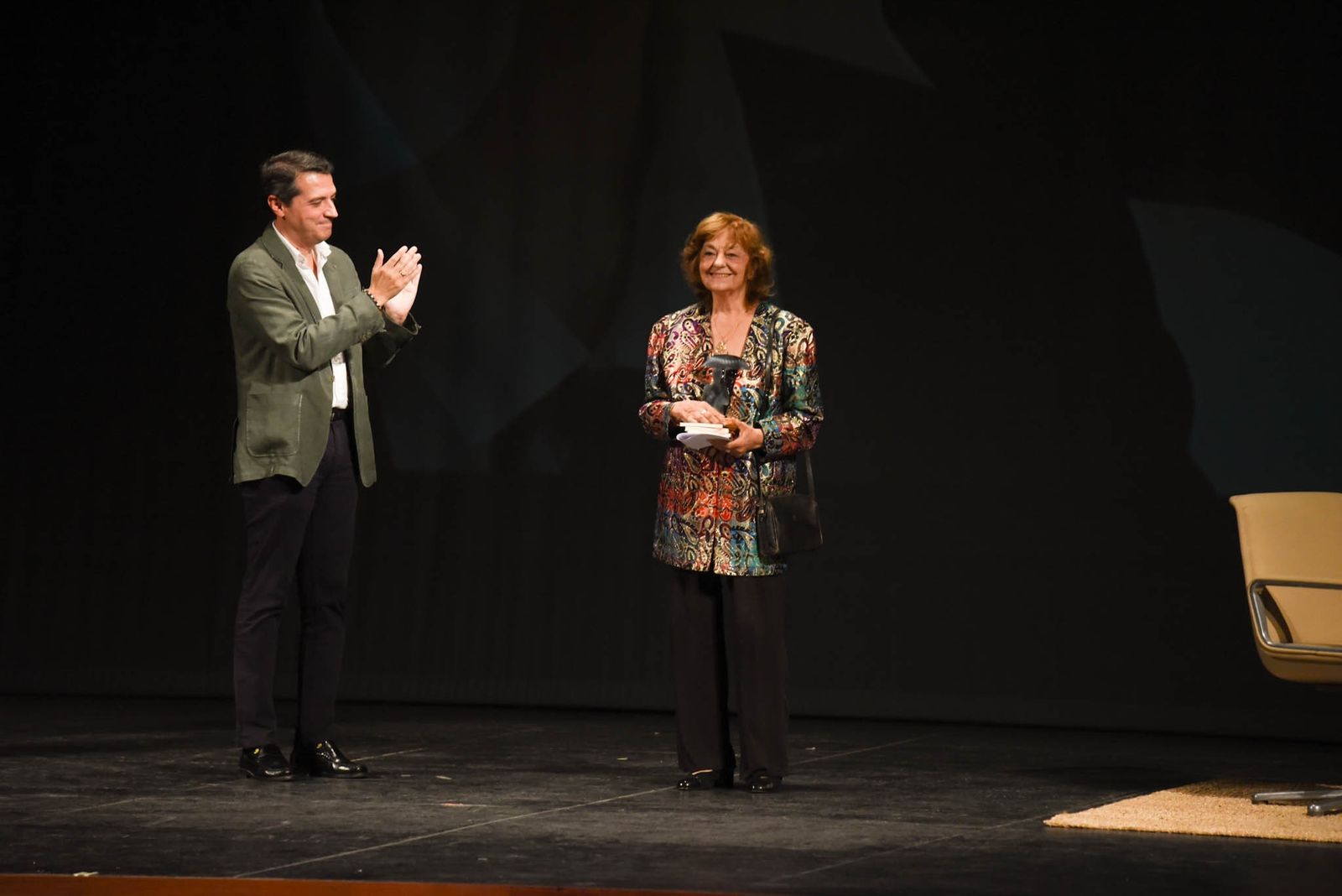 La poeta rumana Ana Blandiana recibe el premio de Cosmopoética de manos del alcalde de Córdoba, José María Bellido