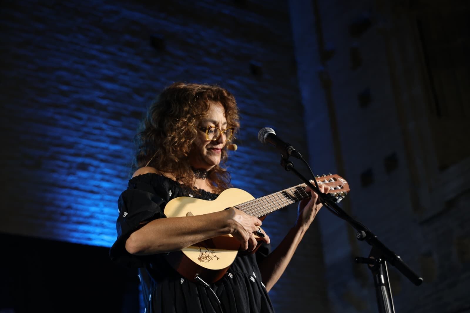 Carmen París, una poetisa con música en Cosmopoética: "Una canción triste es una manera de transmutar algo feo en bolitas de luz"